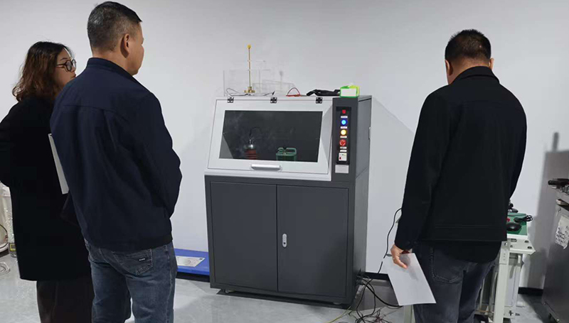 聚焦絕緣材料品質(zhì):客戶到訪武漢雷科電力開(kāi)展擊穿電壓測(cè)試交流